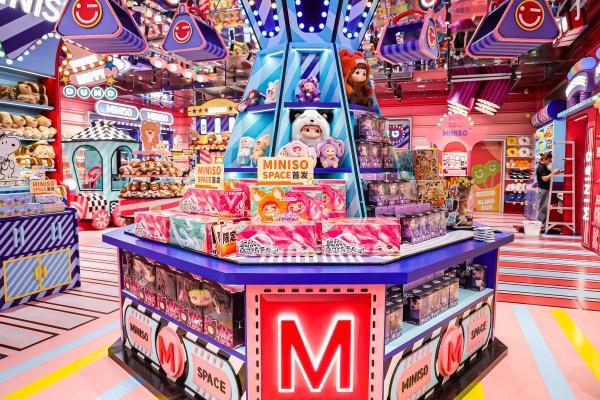 半岛官网顶奢商圈加快拥抱爱好消耗MINISO SPACE入驻南京德基(图2)